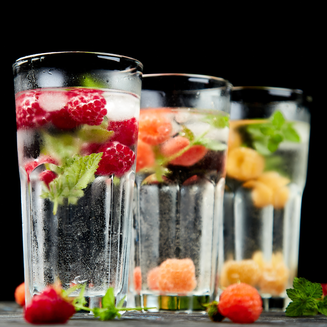Flavored sparkling water with fruits