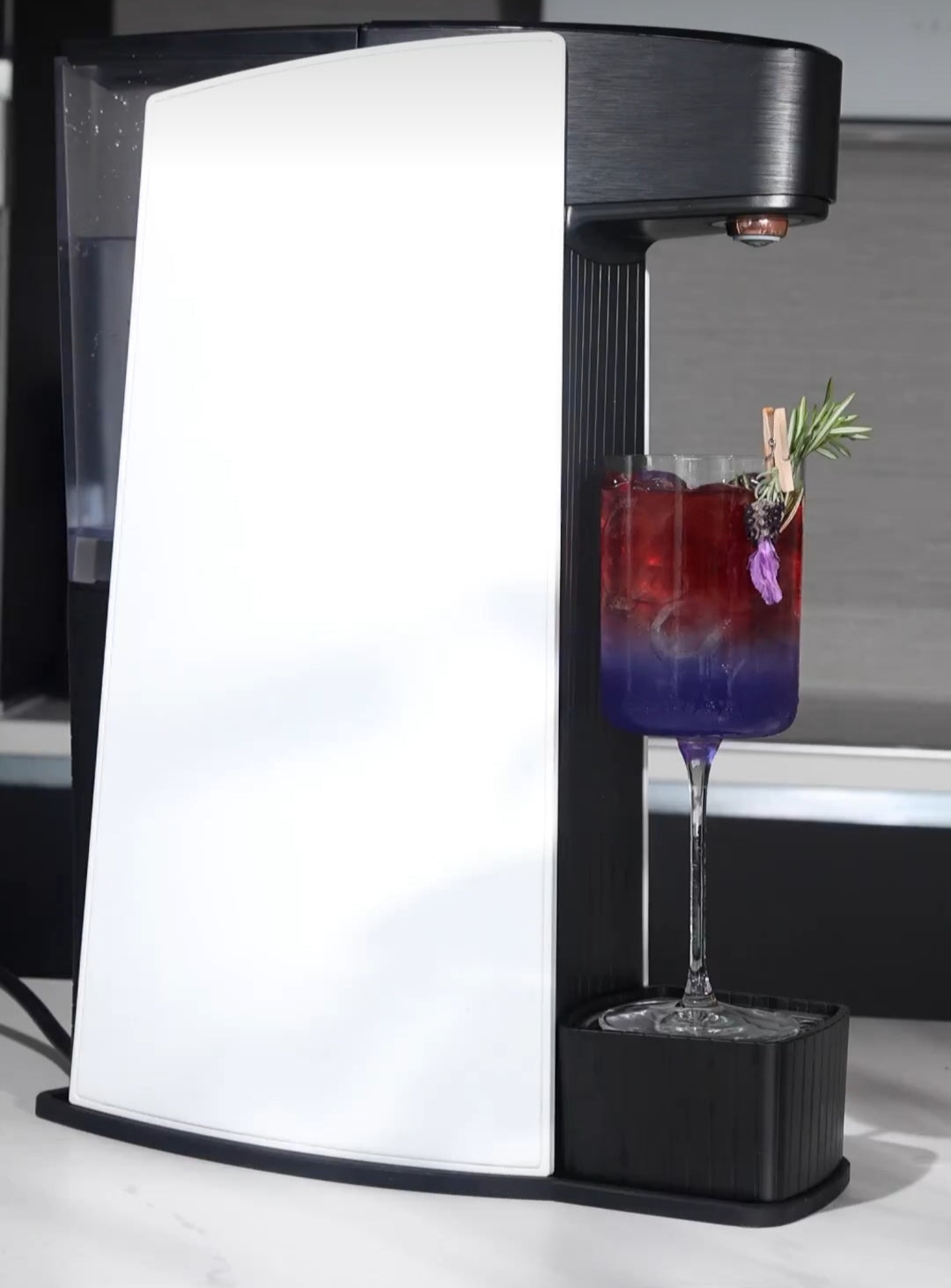 Mid SUMMER dream with your Carbon8 sparkling water⁠
